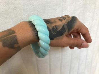 bracelet-resine-bleue-ciel-torsade-retro