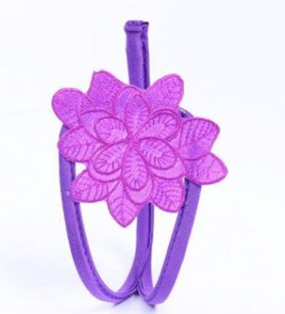C-string burlesque violet ouvert à fleur