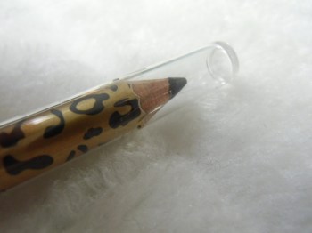 Crayon khôl noir à motifs léopard pour yeux de biche