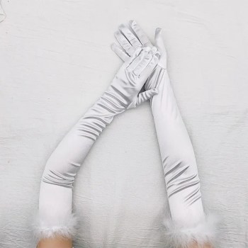 gants-satines-blancs-plumes-marabouts-fourrure-blanche-bras-2