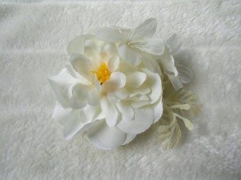 Pince clip à cheveux broche composition florale blanche