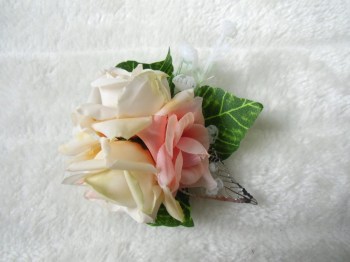 Pince clip à cheveux broche composition florale roses crèmes