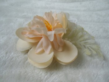 Pince clip à cheveux broche composition florale pêche et blanche