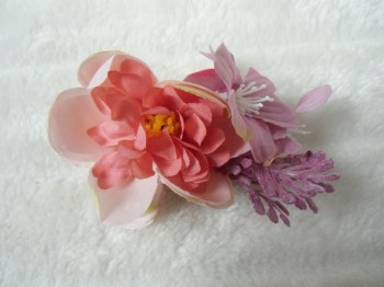Pince clip à cheveux broche composition florale rose mauve