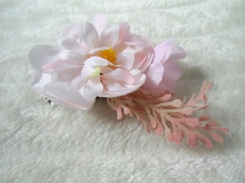 Pince clip à cheveux broche composition florale rose pâle