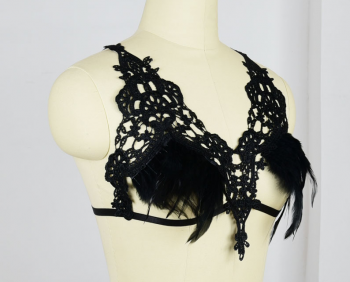 Soutien-gorge burlesque harnais crochet et plumes noires