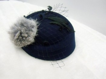 Mini chapeau bibi bleu marine pompon gris fausse fourrure