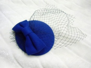 Bibi rétro plat bleu saphir en feutre à noeud et voilette