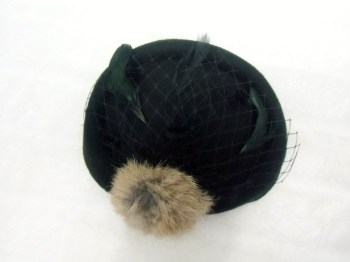 Mini chapeau noir pompon beige fausse fourrure