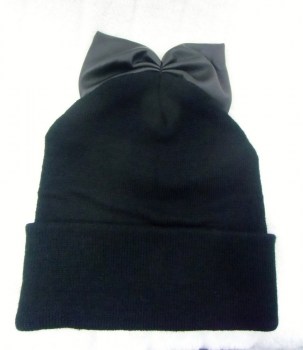 Bonnet noir original hiver noeud simili-cuir