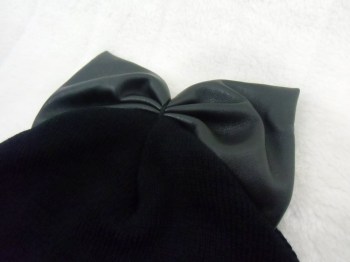 Bonnet noir original hiver noeud simili-cuir