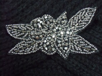 Bonnet turban noir à perles argentées sur le front
