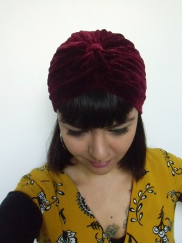Bonnet turban original en velours rouge rubis