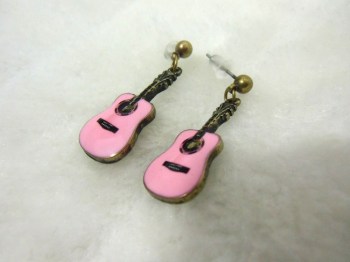 Boucles d'oreilles originales guitare classique rose