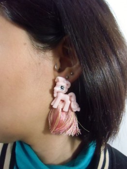 Boucles d'oreilles originales petit poney rose plastique