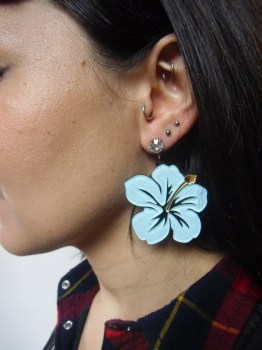 Boucles d'oreilles acrylique fleurs d'hibiscus bleus