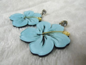 Boucles d'oreilles acrylique fleurs d'hibiscus bleus