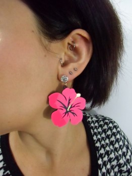Boucles d'oreilles acrylique fleurs d'hibiscus roses
