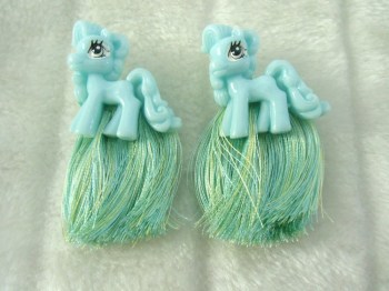 Boucles d'oreilles originales petit poney bleu plastique