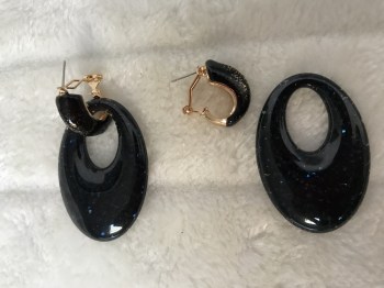 Boucles d'oreilles rétro ovales résine noire à paillettes bleues