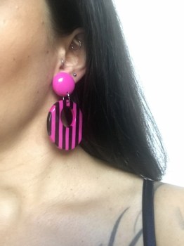 Boucles d'oreilles rétro rondes en résine rose et noire à rayures