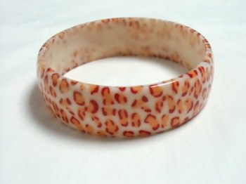 Bracelet large rigide en résine à petites taches léopard