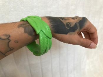 bracelet-resine-feuilles-vertes-mates-retro