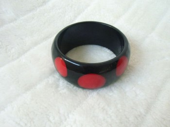 Bracelet oversize rétro en résine noire pois rouges