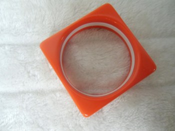 Bracelet carré rétro sixties en résine orange et blanche
