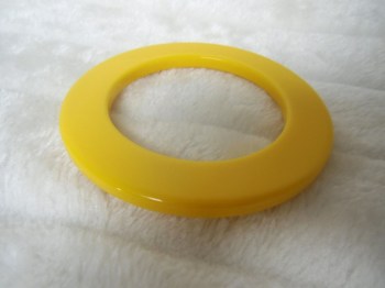 Bracelet rétro en résine jaune années 60