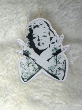 Broche plastique originale portrait Marilyn Monroe tattoo