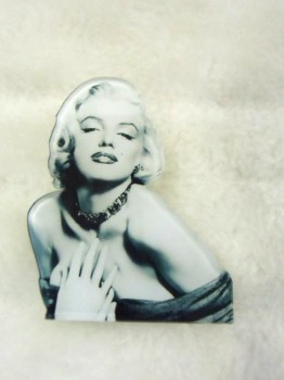 Broche plastique portrait Marilyn Monroe noir et blanc