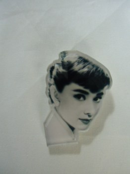 Broche plastique originale portrait Audrey Hepburn