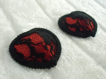 Cache-tétons nippies coeurs rouges dentelle noire sexy