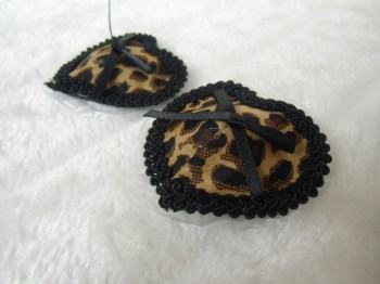 Cache-tétons nippies coeurs léopard noeud noir