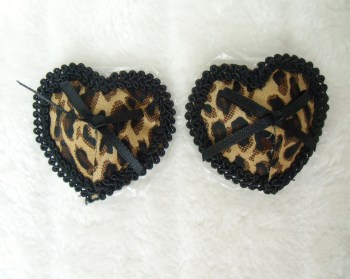 Cache-tétons nippies coeurs léopard noeud noir