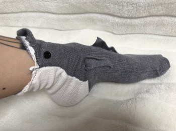 chaussette-animal-rigolo-requin-2