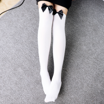 chaussettes-montantes-blanches-noeud-satine-noir