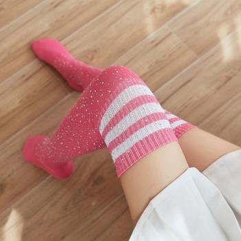 chaussettes-montantes-hautes-genoux-roses-strass-bandes-blanches