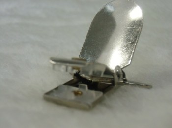 Clip en métal argenté fabrication de porte-jarretelles
