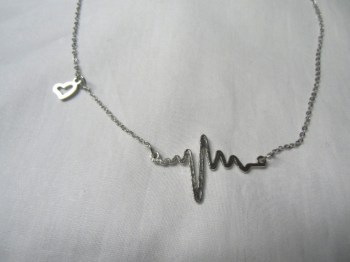 Collier battement de coeur argenté électrocardiogramme