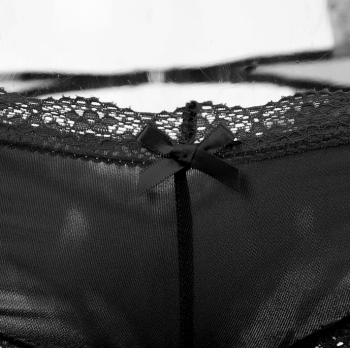 Culotte noire stretch dentelle et tourde cuisses