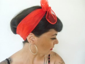  Foulard à cheveux transparent rouge "Red pinup hairdo"