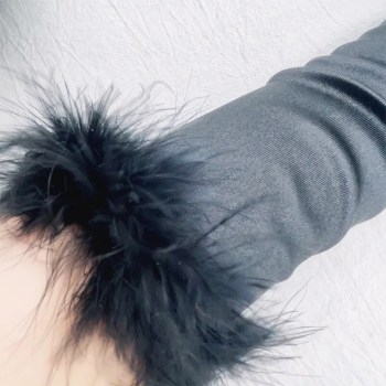 gants-satines-blancs-plumes-marabouts-fourrure-noire-bras-2