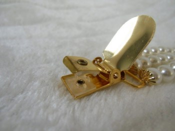 Jarretelle clip à l'unité perles blanches finition dorée