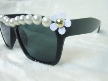 Lunettes de soleil rétro originales noires perles fleurs
