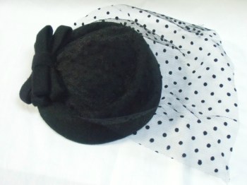 Mini chapeau noir à voilette de coquetterie noeud feutre
