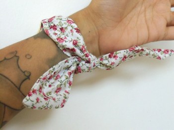 Montre originale bracelet foulard blanc fleurs roses