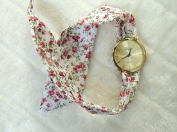Montre originale bracelet foulard blanc fleurs roses