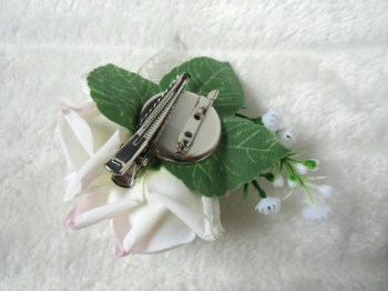 Pince clip à cheveux broche composition florale roses blanches